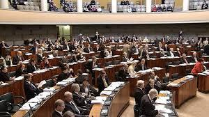 2 2 Yleistä valtiopäiväaloitteista ja kysymyksistä Aloitteita ja kysymyksiä koskevat perussäännökset sisältyvät perustuslakiin (39, 43 ja 45 ) ja tarkemmin asiasta säädetään eduskunnan