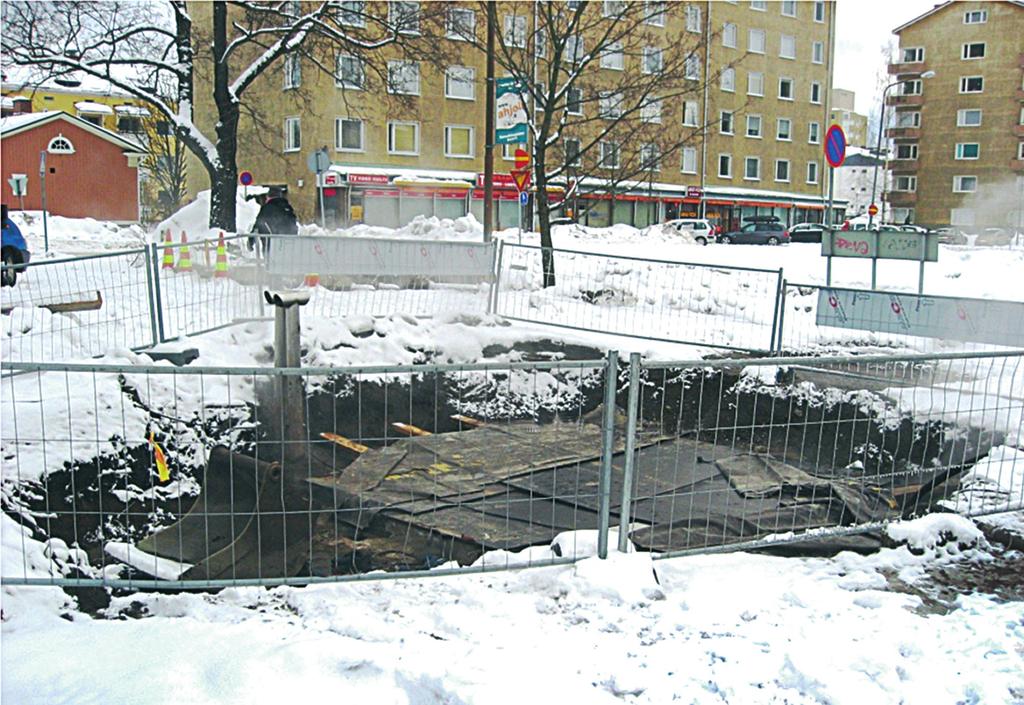 Hän putosi tilapäisesti rakennetun suojakannen läpi kaivoon, jossa oli n. 90 asteista vettä.