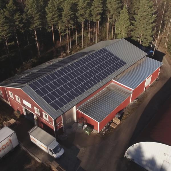 Case: Soya & Makrobios, Tammisaari Aurinkosähköä palveluna Yritykset tekivät Solnetin kanssa 15 vuoden palvelusopimuksen. Solnet toimitti 50 kwp voimalan kiinteistön katolle.