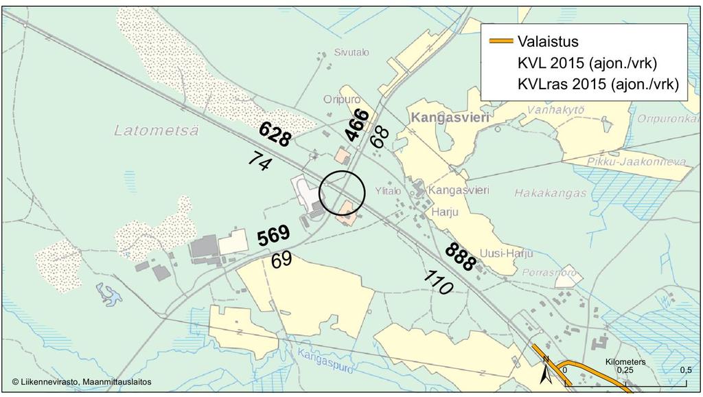 Kuva 30. Liikennemäärät KVL 2015 ja valaistut tieosuudet. Pääsuunnan vuoden 2015 keskimääräinen vuorokausiliikennemäärä (KVL) vaihtelee noin 630-890 ajon/vrk ja sivusuuntien 470-570 ajon/vrk.