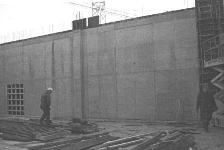 32 Kuva 17 Yhdellä valukertaa toteutettu seinä [14, s. 83.] Lattiat It-betonia käytetään pintalattioissa, jotka pyritään valamaan kerralla valmiiksi.