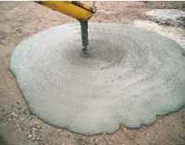 3 Kuva 1 Itsetiivistyvä betoni leviää tehokkaasti täyttäen muotin tiiviisti [15.] It-betonin perusominaisuudet tuoreena massana ovat valuvuus, läpäisykyky ja erottumattomuus.