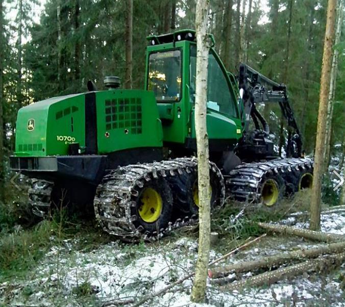 30 Pienyrittäjän ja metallipajan yhteistyönä on valmistunut kuusipyöräisestä John Deere 1070 kahdeksanpyöräinen harvesteri. Muutostyön on toteuttanut Esan Paja Oy.