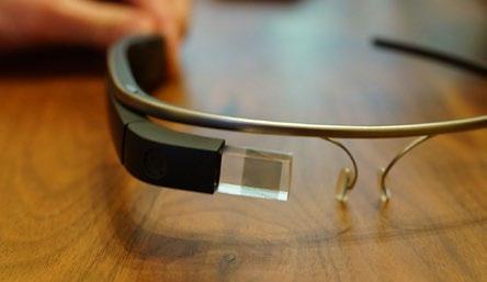10 17.3. Muita laseja Google-lasit Googlen kehityksessä ollut silmälasien tapainen puettava laite, joka on verrattavissa lisätyn todellisuuden laseihin.