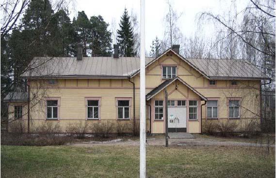 Vuodesta 1913 aina 1950-luvulle saakka rakennuksessa sijaitsi kunnantoimisto. Aikaisemmin lähellä sijaitsi jugend-tyylinen tehtaan asuin talo ja Keski-Suomen entinen opistorakennus.