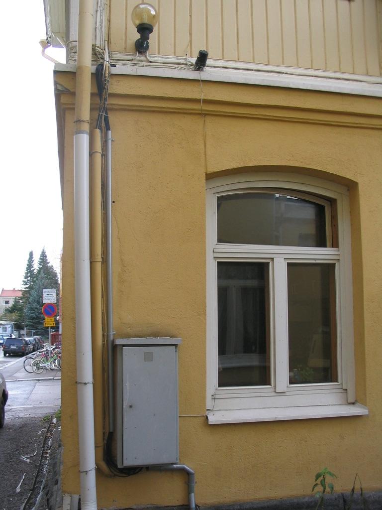 68. Puhelin kaapelointia