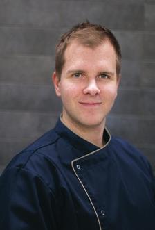Jos säilytät rapuja liemessä, niin poista tillit liemestä. Tarjoile ravut paahtoleivän, tillin, sipulin ja voisulan kera. Snapsejakaan ei sovi unohtaa!
