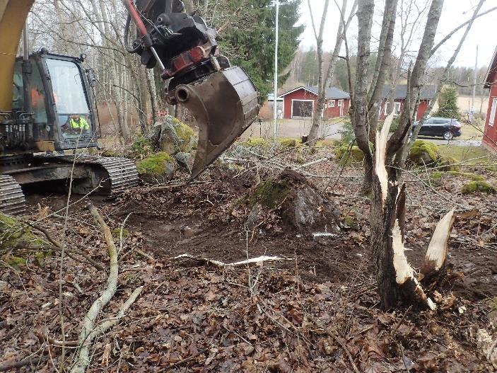 Ohuimmillaan pintakerros on kaivannon koillispäässä, paksuimmillaan hieman ennen Konkantietä. Pintakerroksen jälkeen maa-aines vaihtui oranssinruskeaksi kiviseksi hiekaksi.