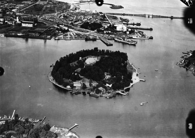5 Sompasaaressa toimi 1900-luvun alussa Ab Sundbergin kalasäilyketehdas, joka myöhemmin siirrettiin Hermanniin. Vakinaisia asukkaita saaressa oli vuosisadan alussa 27; he asuivat puisissa villoissa.