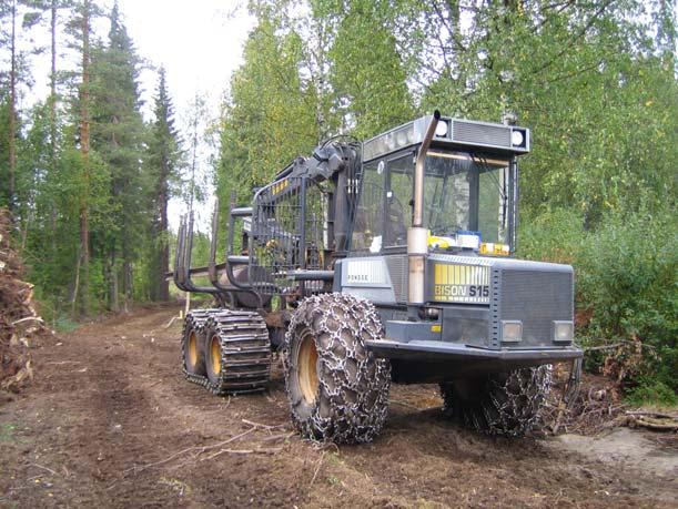 Kuva 2. Esimerkkikanto aikatutkimuskoealalla (Laitila 2006). 2.2 Kantojen lähikuljetuksen aikatutkimukset Kantojen metsäkuljetuksen tuottavuus määritettiin 48:n tienvarteen kuljetetun täyden kuorman perusteella.