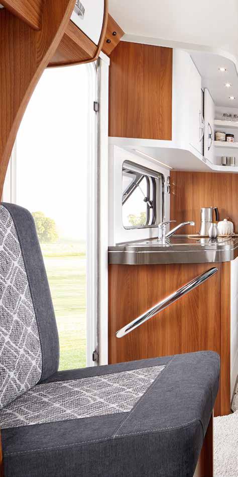 OPTIMA DE LUXE ELEGANTTI Ashai Esche (saarni) / Lana Grey (harmaa) kalustuksen moderni ja ystävällinen interiööri sopii loistavasti OPTIMA DE LUXE:n ulkomuotoiluun ja