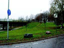 Istutettua aluetta liikenneväylien rampeissa ja Itä-Pakilan seurakuntakodin tuntumassa hoidetaan A3-luokan mukaisesti, mutta alueella on myös metsää.