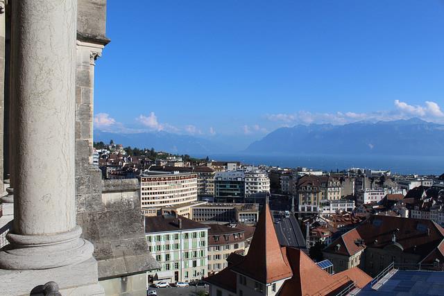 Vaihtoraportti ÉCOLE POLYTECHNIQUE FÉDERALE DE LAUSANNE, SVEITSI Syyslukukausi 2016 Lausanne Lausanne on noin 400 000 asukkaan kaupunki läntisessä Sveitsissä, Genevenjärven rannalla.