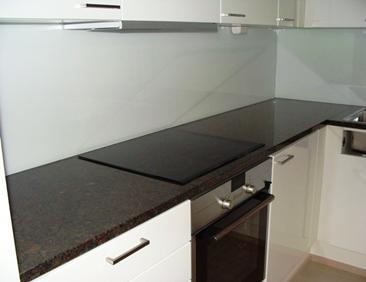 dark grey sauma: black Välitilalasi kuva