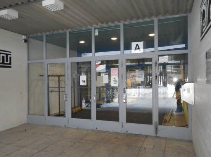 puutteita. Ikkunapellitysten kallistukset ovat riittäviä ja peltien liittymät ovat tiiviit.