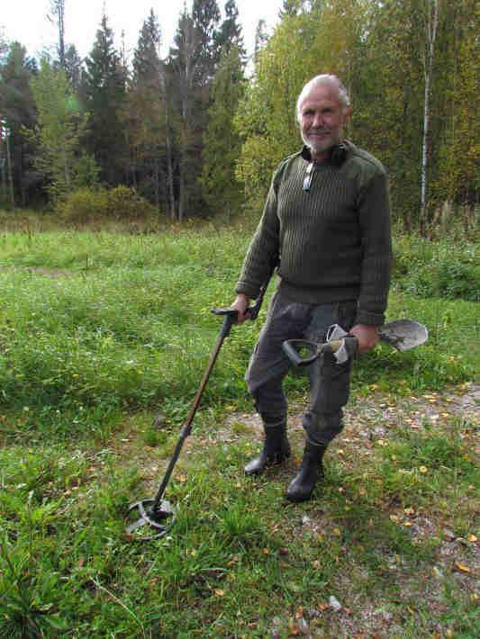 Kuva 7. Metallietsinharrastaja Reijo Hyvönen lähdössä tutkimaan Pättinniemen peltoalueita ilmaisemella.