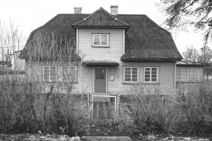 Väike-Maarja rahvamaja juures on kasutatud ambitsioonikaid juugendlikke stiilielemente. Rahvamaja on huvitav veel selle poolest, et siin on tegu tsaariaja, ehitusinsener F.