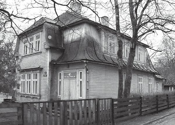 Oleks väga ühekülgne suhtuda kolhoosikorda üksnes põlgusega, ütles ta. Rahvamaja baaris asuv valgusti on pärit nõukogude ajast, autor kunstnik Mart Mägi. Foto:Marju Metsman.