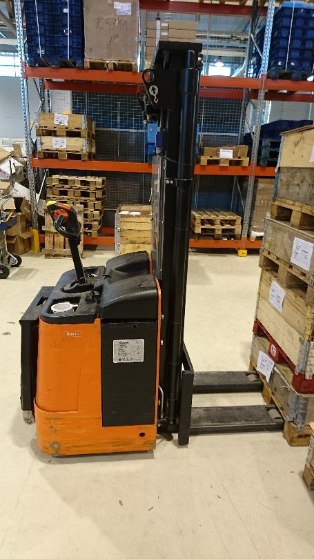28 Kuvio 9. Rocla-pinoamistrukki Yrityksellä on käytössään myös Nissan FB15 sähkökäyttöinen vastapainotrukki. Kyseinen trukki on vuodelta 1982 ja sen maksimi nostokorkeus on 4,3 metriä.