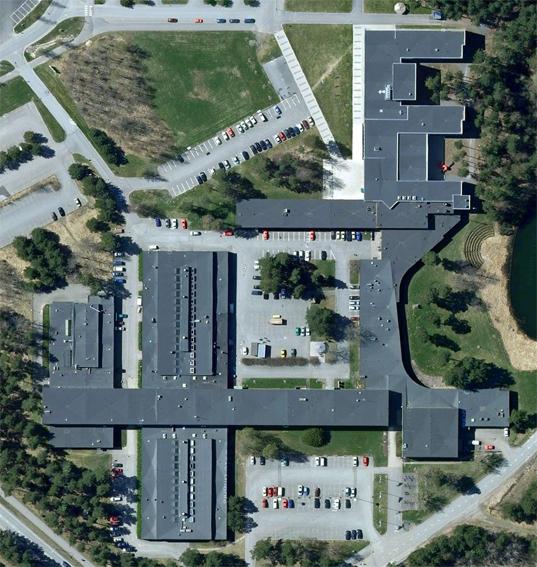 9 Kuva 1. Vähärauman kampus 3.2 Vähärauman kampuksen sähköverkko Sähkönsyöttö Pori Energian verkosta Vähärauman kampukselle tapahtuu yhden 20/0,4kV:n 800kVA:n puistomuuntamon kautta.