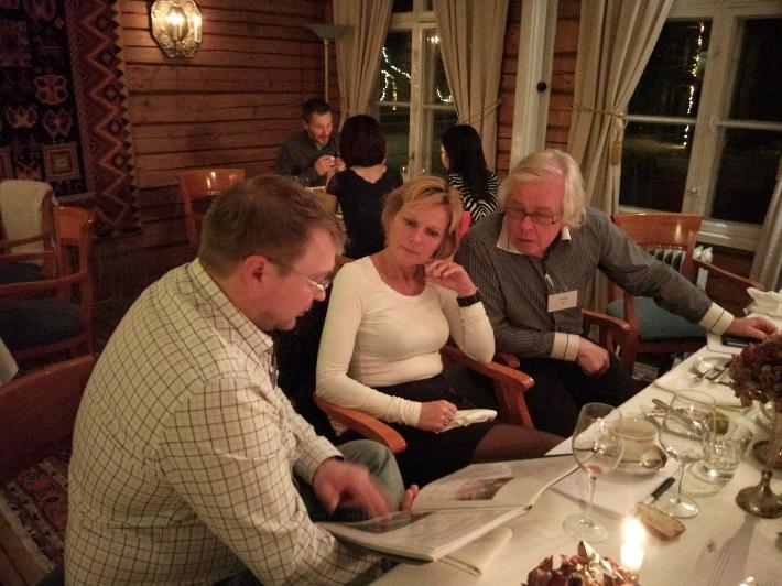 Illallinen järjestettiin Hiekkaharjun kartanossa Konnevedellä heti matkanjärjestäjien saapumisen jälkeen.