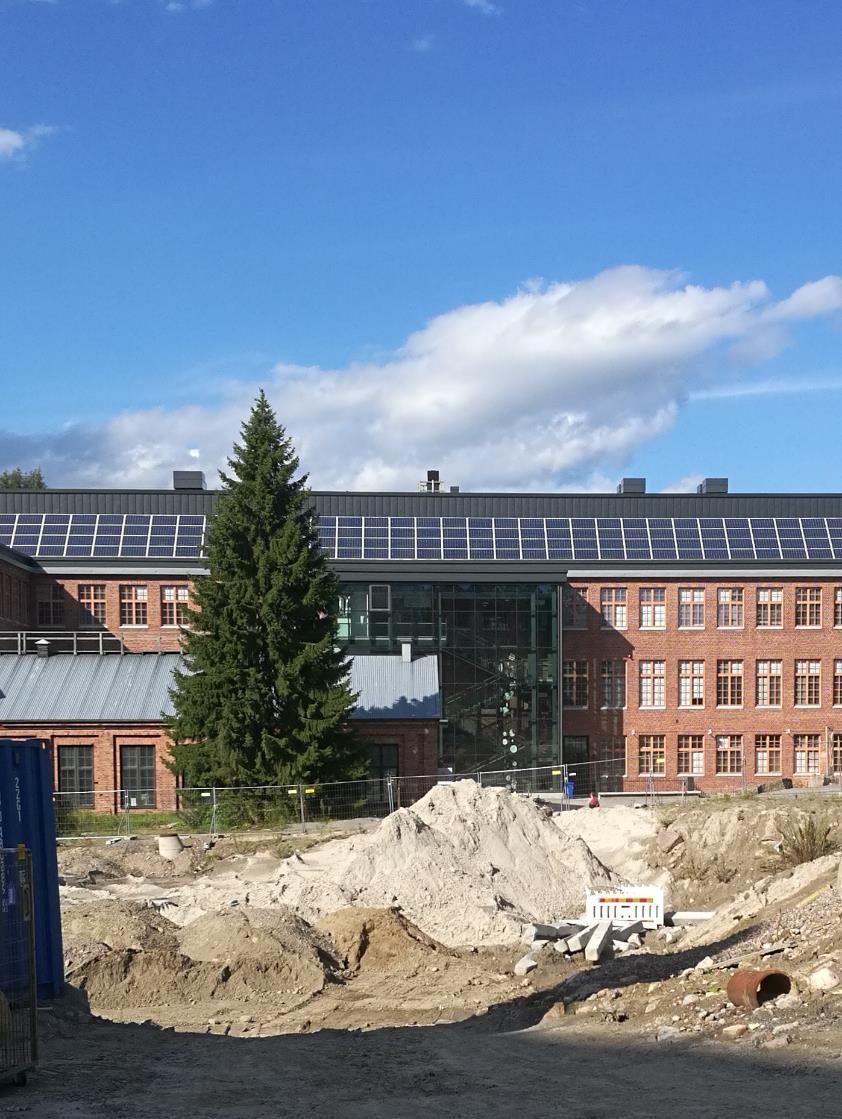 Uusiutuva energia Tehty/Käynnissä: Ensimmäinen aurinkopaneeliasennus VPT:n siiven katolla.