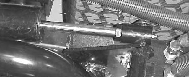Puskurin hihna. Varmista, että jokaisen nostovarren ja pysäytinpultin välys on 0,3,0 mm (kuva 7). Jos välys ei ole oikea, säädä pysäytinpulteista oikea välys. 3 Kuva 0. Takasylinteri.