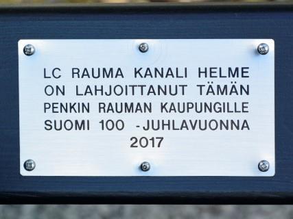 LC Rauma/Kanali Helme on hankkinut penkin yhteistyössä kaupungin puisto-osaston kanssa. Klubi maksoi penkin ja hankki kilven. Kaupunki osoitti paikan ja hoiti asennuksen.
