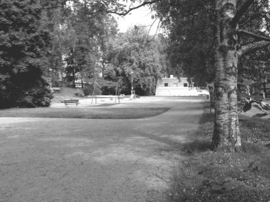 Viheralueen merkitys ja havaitut ongelmat Hiekkakentät. Huovipuisto on erittäin merkittävä korttelipuisto. Se on aikakaudelleen tyypillinen puisto, joka on säilynyt lähes alkuperäisessä asussaan.