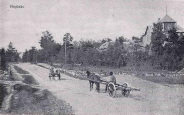 Teuvo Pakkalan tien asuinalueen kohdalla oli ampumarata. Alueen ensimmäiset tiet rakensivat venäläiset Ensimmäisen maailmansodan aikaisen maalinnoituksen rakentamisen yhteydessä.
