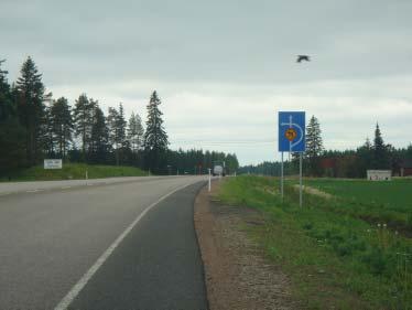 Eritasoliittymien kohdalla on normaaliin tapaan sulkuviivat. Asutuksen kohdille on tehty melusuojauksia.