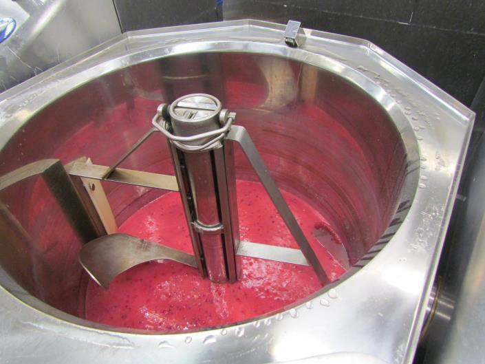 Yhteiskeittiö Iso-Bertassa käytetään COOK & CHILLtuotantomenetelmää Kuva: Laura Rantalainen Kun ruoka valmistuu, se jäähdytetään +4 º C alle 90 minuutissa Tuoteturvallisuus kylmäsäilytyksessä