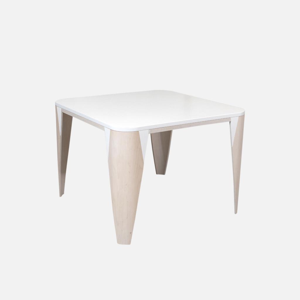 KAARNA Kaarna on kaunislinjainen pöytä, jonka muotopuristettujen jalkojen