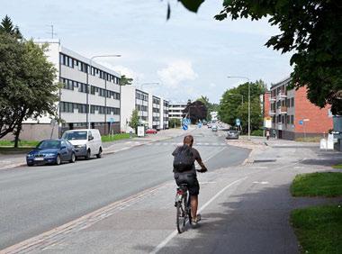 keutuva jalankulku- ja pyörätieverkosto. Seudulliset yhteydet seuraavat liikenteen valtaväyliä ja muun muassa Keskuspuiston kevyen liikenteen reittejä.