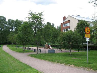 Tällä kohdalla välitön näköyhteys päärataan katkeaa ja reitille tulee tarpeetonta korkeuseroa. Parannussuunnitelma on tekeillä.