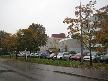 kuntopolku. Rivistö täydentyy lähiaikoina kahdella seniorikerrostalolla. Suursuontien eteläpuolella on kirjasto ja päiväkoti. Em.