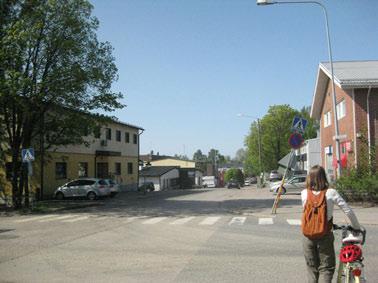 Alueella on liike-, toimisto- ja teollisuustoimintojen lisäksi bensa-asematoimintaa, ravintoloita sekä kaksi ammattioppilaitosta. 8.