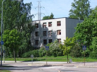 Oulunkylän puolella suurimmassa toimistorakennuksessa toimii suurehko päivittäistavarakauppa, mutta muuten alueen palvelutaso on heikko.
