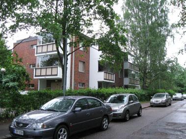 Alueeseen kuuluu myös radanvarren toimistorakennuksia, urheilukenttä Jokiniementien varressa sekä pieni varikkoalue.