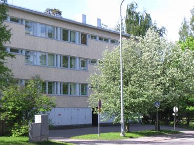 Länsiosassa sijaitseva Oulunkylän seurahuone on koko alueen keskeinen maamerkki, ja idässä alue