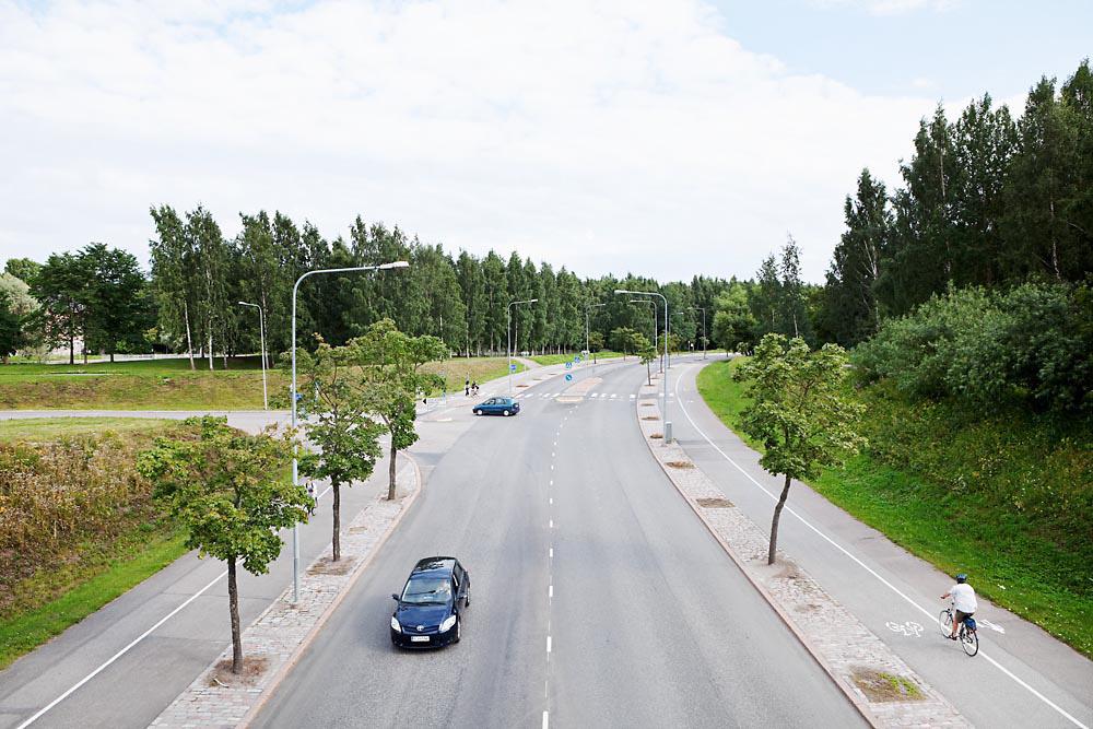 johtokadulla sijaitseva suojametsätyyppinen puistokaistale, joiden täydennysrakentamismahdollisuuksia voisi tutkia. Rakentaminen edellyttäisi voimalinjan siirtoa ja kaapelointia.