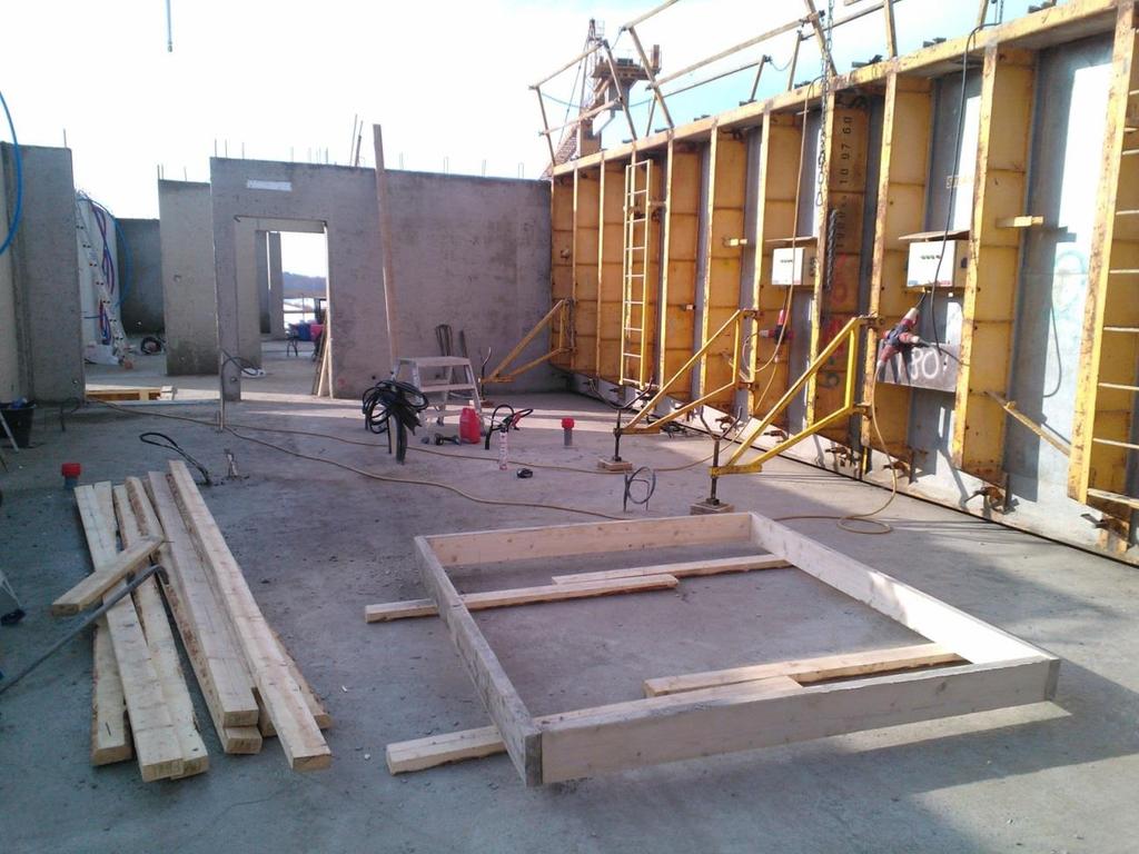 25 5.7 Seinämuottien purku Muottirakenteen saa purkaa, kun betoni on saavuttanut vähintään 60 % nimellislujuudestaan.