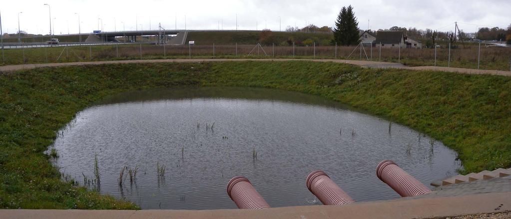 Foto 2 Jõhvi teeristis oleva sademeveesüsteemi suurem bassein (11.10.