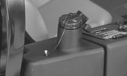 Varmista myös, ettei ole vuotoja. Sammuta sitten moottori.. Hydrauliputki. Hydraulisuodatin Kuva 54 Kuva 55 3.