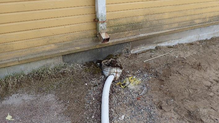 Yksittäisiä sadevesikaivoja on asennettu syöksyputkien alla.