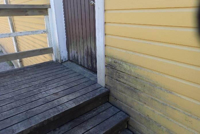 rakennuksen pohjoissivulla. Kuva 67.