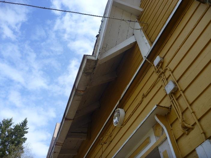 Yläpohja- / ullakkotilan tuulettuvuus on aistinvaraisten havaintojen perusteella heikko. Yläpohjatila tuulettuu vain rakennuksen itäpäädyssä olevan tuuletusaukon kautta.
