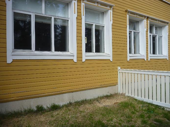 Kuva 94. Sokkelinkuitusementti levy sisältää asbestia krysotiili. Kuva 95. Lattian vanha sininen vinyylilaatta ja musta liima sisältää asbestia krysotiili. 4.2.