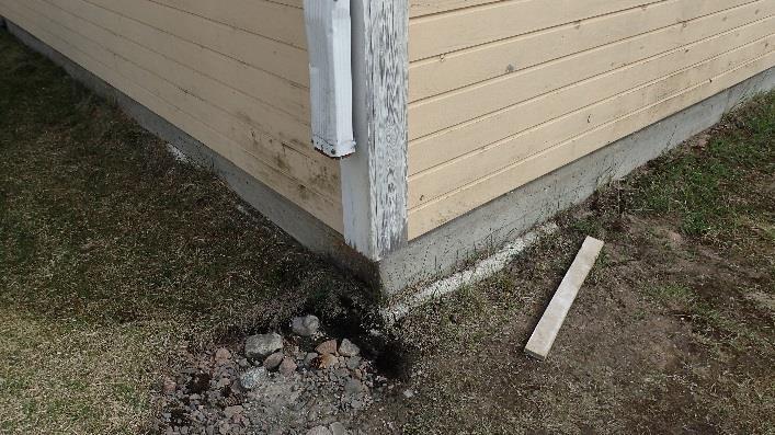 Yhteenveto ja toimenpide-ehdotukset Rakennuksen vierellä maanpinta on sora- ja nurmipintainen.