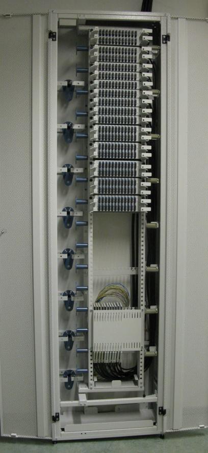 SM_23082012 1/6 Ristikytkentäjärjestelmä NC-1000 Käyttö ja ominaisuudet: - ETSI-mitoitukseen perustuva modulaarinen valokaapeleiden ristikytkentäjärjestelmä suuriin ja suurehkoihin laitetiloihin -